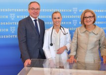 LH-Stellvertreter Stephan Pernkopf (links) und Landeshauptfrau Johanna Mikl-Leitner (rechts) freuen sich mit Dr. Amélie Gorris (Mitte), seit September Mitarbeiterin am Universitätsklinikums  St.  Pölten, über das Ausbau-Programm für die NÖ Landeskliniken.