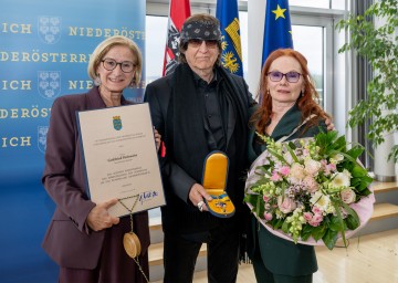 Landeshauptfrau Johanna Mikl-Leitner mit Gottfried Helnwein und dessen Ehefrau Renate Helnwein.