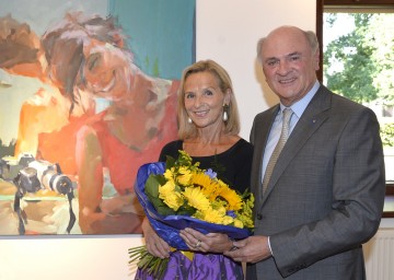 Landeshauptmann Dr. Erwin Pröll mit Ingrid Brandstetter bei der Eröffnung ihrer Ausstellung \"Im Focus\" im Schloss Grafenegg.