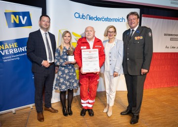 NÖ Freiwilligen Preis „Henri“ in der Kategorie „Einzelperson“: Club Niederösterreich-Präsident Paul Nemecek (links), Bruno Hoffmann (Bildmitte), Landeshauptfrau Johanna Mikl-Leitner und Rotkreuz-Präsident General Josef Schmoll (rechts)