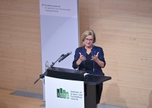 Landeshauptfrau Johanna Mikl-Leitner am Podium bei der Botschafterkonferenz am ISTA.