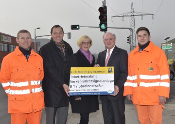 Inbetriebnahme einer neuen Ampelanlage in Amstetten, im Bild von links nach rechts: Friedrich Daxberger (Straßenmeisterei Amstetten-Süd), Straßenbaudirektor DI Josef Decker, Bürgermeisterin Ursula Puchebner, Landeshauptmann Dr. Erwin Pröll und Franz Lehner (Straßenmeisterei Amstetten-Süd).