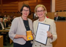 Die Obfrau der NÖ Dorf- und Stadterneuerung, Maria Forstner, wurde mit dem „Großen Ehrenzeichen für Verdienste um das Bundesland Niederösterreich“ ausgezeichnet.