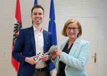 Landeshauptfrau Johanna Mikl-Leitner mit Moritz Novak, CEO und Mitgründer von GATE Space.