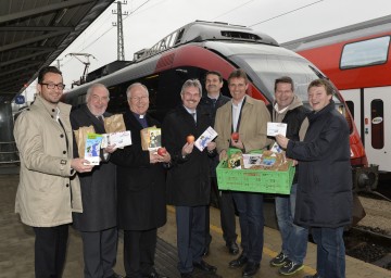 Initiative \"Autofasten\" gestartet, im Bild von links nach rechts: Thomas Bohrn vom Verkehrsverbund Ost-Region, Superintendent Paul Weiland, Bischofsvikar Dr. Rupert Stadler, Landesrat Mag. Karl Wilfing, Roland Kern von den ÖBB, Mag. Wolfgang Schroll vom Verkehrsverbund Ost-Region und Kabarettist Gerold Rudle