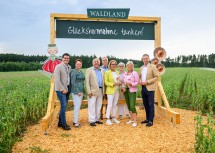 Landwirtschaftskammer NÖ Vizepräsident Lorenz Mayr, Landwirtschaftskammer NÖ Vizepräsidentin Andrea Wagner, Obmann Waldviertler Sonderkulturenverein Robert Haidl, Gerhard Zinner, Landeshauptfrau Johanna Mikl-Leitner, Agnes Schierhuber, Bundesministerin Klaudia Tanner und Waldland-Geschäftsführer Franz Tiefenbacher (v.l.n.r.)