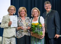 Das Landarbeiterkammer-Ehrenzeichen in Gold für die ehemalige Vizepräsidentin Josy Czezatke, Vizepräsidentin Judith Hartl und Präsident Andreas Freistetter.
