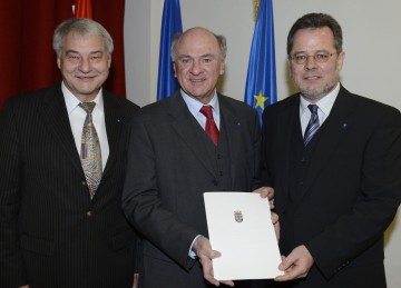 Landeshauptmann Dr. Erwin Pröll mit dem neuen Bezirkshauptmann von Gänserndorf, Dr. Martin Steinhauser (rechts) und dessen Vorgänger Dr. Karl Gruber (links).