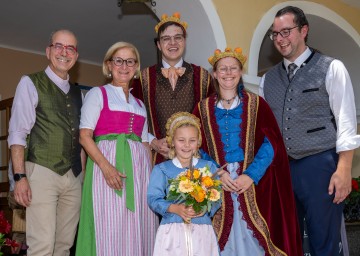 Landeshauptfrau Johanna Mikl-Leitner mit (li.) Bürgermeister Andreas Nunzer, (re.) Tourismusvereinsobmann Ewald Stierschneider sowie dem Königspaar Marillus und Aprikosia mit ihrer Prinzessin.