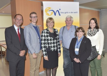 Im Bild von links nach rechts: Univ.-Prof. Dr. Peter Filzmaier, Florian Zink, Landesrätin Mag. Barbara Schwarz, Gerhard und Ana Maria Gomes Held (leben in Brasilien) und Maria Rosenberger bei der heutigen Veranstaltung in St. Pölten.