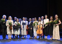Landeshauptfrau Johanna Mikl-Leitner (Bildmitte), Volkskultur-Geschäftsführerin Manuela Göll (10. von rechts), Kulturamtsleiter Alfred Kellner (7. von rechts) und Kultur.Region.Niederösterreich-Geschäftsführer Martin Lammerhuber (4. von rechts) mit den Musikerinnen und Musikern des Abends. 

