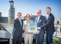 (v.l.) Herbert Greisberger (Geschäftsführer Energie- und Umweltagentur des Landes NÖ), Landeshauptfrau Johanna Mikl-Leitner, LH-Stellvertreter Stephan Pernkopf und Christoph Reiter-Havlicek (Leiter Gebäude- und Liegenschaftsmanagement des Landes NÖ)