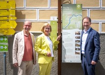 Andreas Nunzer, Vorsitzender des Vereins Welterbegemeinden, Landeshauptfrau Johanna Mikl-Leitner und Bernhard Schröder, Geschäftsführer Donau Niederösterreich Tourismus GmbH, (v.l.n.r.) bei einer Welterbesteigtafel in Weißenkirchen
