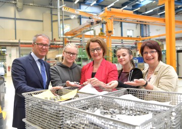 Im Bild von links nach rechts: Neuman Geschäftsführer Gerhard Anger, Schülerin Magdalene Reischer, Landesrätin Christiane Teschl-Hofmeister, Schülerin Tina Markovic und Ingeborg Dockner von der Wirtschaftskammer Niederösterreich 