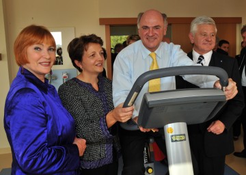 In Ottenschlag im Waldviertel wurde heute das neue Gesundheitszentrum eröffnet. Im Bild: Moderatorin Chris Lohner, Geschäftsführerin Karin Weißenböck, Landeshauptmann Dr. Erwin Pröll und Landeshauptmannstellvertreter Ernest Gabmann (v.l.n.r.)