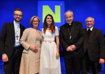 Festveranstaltung für NÖ Pfarrgemeinderäte in St. Pölten. Im Bild von links nach rechts: Superintendent Lars Müller-Marienburg, Landeshauptfrau Johanna Mikl-Leitner, Monika Ballwein, künstlerische Leiterin von Cantores Dei, Kardinal Christoph Schönborn und Weihbischof Anton Leichtfried 