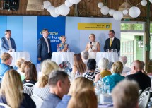 Moderator Reinhard Linke, NÖ-Werbung Geschäftsführer Michael Duscher, Obfrau des Vereines Theaterfest NÖ Kristina Sprenger, Landeshauptfrau Johanna Mikl-Leitner und Abteilungsleiter Hermann Dikowitsch beim Gespräch über Kunst und Kultur (v.l.n.r.).