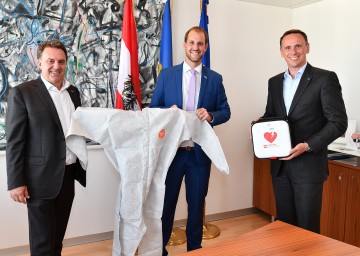 WKNÖ-Präsident Wolfgang Ecker, Geschäftsführer Stefan Koloszar (Firma Koloszar Medizintechnik) und Wirtschaftslandesrat Jochen Danninger (v.l.n.r.) 