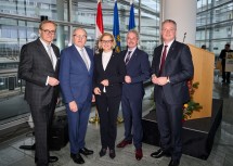 Von links nach rechts: Landesamtsdirektor Werner Trock, der Zweite Landtagspräsident Karl Moser, Landeshauptfrau Johanna Mikl-Leitner, Landtagspräsident Karl Wilfing und Landesamtsdirektor-Stellvertreter Gerhard Dafert.