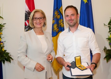 Ehrenzeichen-Überreichung im NÖ Landhaus: Im Bild Landeshauptfrau Johanna Mikl-Leitner mit Hauptfeuerwehrmann Herbert Ottendorfer aus Rappottenstein und seiner Rettungsmedaille des Bundeslandes Niederösterreich.