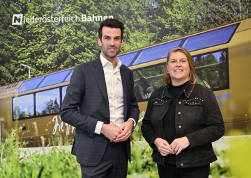 LH-Stellvertreter Udo Landbauer und Niederösterreich Bahnen Geschäftsführerin Barbara Komarek