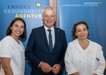 Stationsleitung Beatrix Perschon, Landesrat Anton Kasser und Oberärztin Marianne Patsch