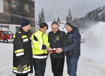 Der Einsatzstab trat heute direkt am Hochkar-Talboden zusammen. Im Bild von links nach rechts: Bezirksfeuerwehrkommandant Franz Spendlhofer, Bezirkshauptmann Johann Seper, LH-Stellvertreter Stephan Pernkopf und Bürgermeister Fritz Fahrnberger.