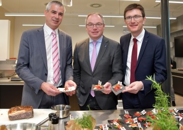 Im Bild von links nach rechts: Werner Habermann vom Gut Streitdorf, LH-Stellvertreter Stephan Pernkopf und SPAR-Geschäftsführer Alois Huber