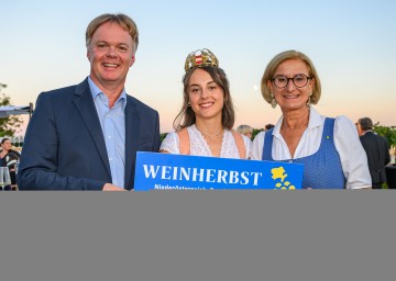 Bei der Eröffnung des 30. Weinherbst Niederösterreich in der Kellergasse Arbesthal (v.l.): Michael Duscher, Geschäftsführer NÖ Werbung, die amtierende NÖ Weinkönigin und frisch gekrönte Bundesweinkönigin „Laura I.“ Laura Hummel und Landeshauptfrau Johanna Mikl-Leitner.