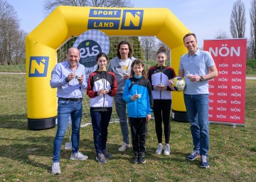 (v.l.n.r.): Georg Blochberger, Michael Hatz, Sportlandesrat Jochen Danninger, Schülerinnen der Sportmittelschule St. Pölten 