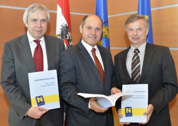 Budgetdirektor Rudolf Stöckelmayer, LHStv. Mag. Wolfgang Sobotka und der Leiter der Finanzabteilung des Landes, Dr. Reinhard Meißl (v.l.n.r.), präsentierten heute in St. Pölten die Eckdaten des Landesbudgets 2014.