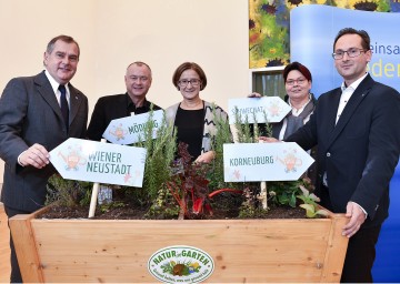 Landeshauptmannstellvertreterin Mag. Johann Mikl-Leitner präsentierte, flankiert von Vertretern der vier Städte-Partner, die Initiative \"Garten on Tour\": Stadtrat Ing. Franz Dinhobl (Wiener Neustadt), Bürgermeister Hans Stefan Hintner (Mödling), Bürgermeisterin Karin Baier (Schwechat) und Stadtrat Andreas Minnich (Korneuburg) (von links nach rechts).