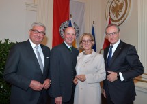 Beim "Tag der offenen Tür" an der Bezirkshauptmannschaft Tulln: Gemeindebund-Präsident Alfred Riedl, Bezirkshauptmann Andreas Riemer, Landeshauptfrau Johanna Mikl-Leitner und Landesamtsdirektor Werner Trock (von links nach rechts).