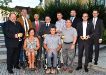 Landesrat Ludwig Schleritzko (hinten, 4.v.l.) bei der Eröffnung des 30. Internationalen Rollstuhltennisturniers mit Staatsmeisterin Margrit Fink (links vorne), Staatsmeister Josef Riegler (vorne, 2.v.l.), Andreas Hauer, Obmann des Vereins Rollstuhltennis Austria (2.v.r.), und zahlreichen Ehrengästen