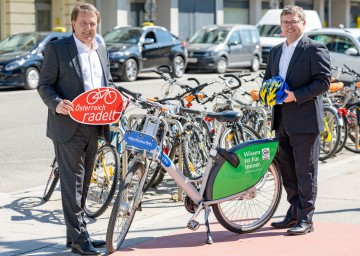 „Niederösterreich radelt“ wieder und stellt den Mai dabei unter das Zeichen der Arbeitswege. Im Bild Mobilitäts-Landesrat Ludwig Schleritzko und Wirtschaftskammer NÖ-Präsident Wolfgang Ecker