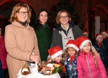 Erstmals eröffnet ein Adventmarkt in der Stallburg der Spanischen Hofreitschule in der Reitschulgasse in Wien seine Pforten. Bundesministerin Maria Patek, Geschäftsführerin Sonja Klima und  Landeshauptfrau Johanna Mikl-Leitner (v. l. n. r) mit Kindern vom Chor aus Himberg 