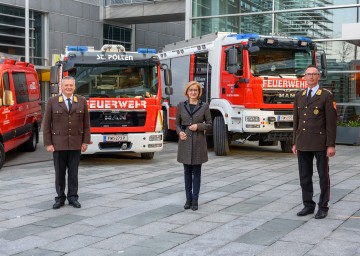 Nach der Wahl (v.l.): Landesfeuerwehrkommandant Dietmar Fahrafellner, Landeshauptfrau Johanna Mikl-Leitner und Landesfeuerwehrkommandant-Stellvertreter Martin Boyer