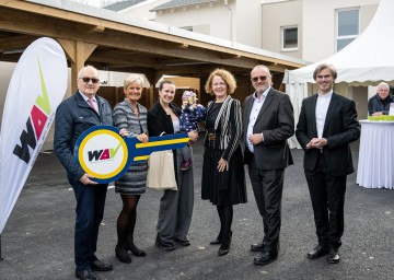 (v.l.n.r.): WAV-Aufsichtsratsvorsitzender Karl Moser, Stadträtin Elisabeth Schüttengruber-Holly, Bewohnerin Angelika Kainz mit Tochter, Wohnbau-Landesrätin Christiane Teschl-Hofmeister, WAV-Direktor Manfred Damberger und Pfarrvikar Rochus Hetzendorfer