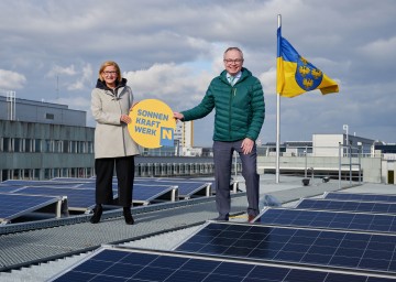 Landeshauptfrau Johanna Mikl-Leitner und LH-Stellvertreter Stephan Pernkopf setzten auf Sonnenstrom vom „Sonnenkraftwerk NÖ“.