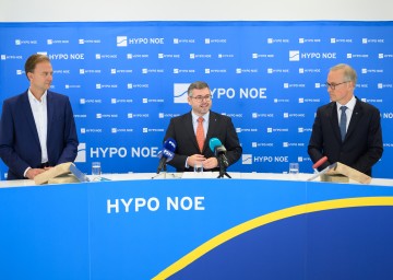 Startup Gründer Werner Seidel, Landesrat Ludwig Schleritzko und Hypo Vorstand Wolfgang Viehauser präsentierten den Rechner www.wohnrechner.at bei einer Pressekonferenz in St. Pölten 