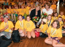 Die Initiatorinnen Familien-Landesrätin Mag. Barbara Schwarz und WKNÖ-Präsidentin KommR Sonja Zwazl inmitten der Kindermenge beim Abschluss-Event der 2. Kinder Business Week in Niederösterreich.