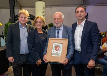 (v.l.) Geschäftsführer Roland Hirner, Landeshauptfrau Johanna Mikl-Leitner, Firmengründer Raimund Rockenbauer und der Geschäftsführende Gemeinderat Ferdinand Lerchbaumer bei der Überreichung der Ehrengabe.