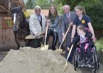 Spatenstich Therapiezentrum Lichtblickhof: Professor Helmut Pechlaner, Maggie Entenfellner, Landeshauptmann Dr. Erwin Pröll, Obfrau Mag. Roswitha Zink vom Verein e-motion (v.l.n.r.)