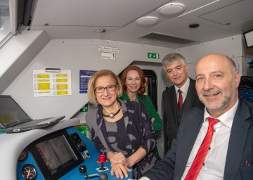 Testfahrt mit dem Akku-Zug: Landeshauptfrau Johanna Mikl-Leitner, ÖBB Personenverkehr Vorständin Michaela Huber, Siemens-Geschäftsführer Arnulf Wolfram und ein ÖBB-Triebfahrzeugführer (v.l.n.r.)