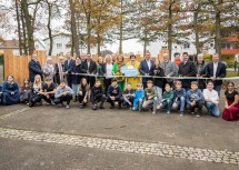 Bildungs- und Familien-Landesrätin Christiane Teschl-Hofmeister (Mitte) mit Mittelschuldirektorin Denise Malleier (li.), Abgeordnete zum NÖ Landtag, Michaela Hinterholzer, Bürgermeister Christian Haberhauer und Schulobmann Reinhard Aigner (re.) und zahlreichen Lehrkräften, Schülerinnen und Schülern bei der Eröffnung des neuen Schulfreiraumes der Mittelschule Mauer.