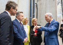  Im Wasserbaulabor (v.l.n.r.): Bundesminister Martin Polaschek, Bürgermeister Michael Ludwig, Landeshauptfrau Johanna Mikl-Leitner, Bundesministerin Leonore Gewessler und Projektleiter Helmut Habersack.