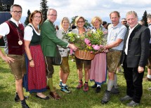 Zahlreiche Ehrengäste beim Almwandertag am Muckenkogel in Lilienfeld.