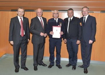 Landeshauptmann Dr. Erwin Pröll vergab Dank- und Anerkennungsurkunden für den Feuerwehreinsatz in Slowenien. Im Bild der Landeshauptmann Dr. Erwin Pröll, der slowenische Botschafter Dr. Andrej Rahten (1.v.l.), Landesfeuerwehrkommandant Dietmar Fahrafellner (2.v.r.) und LR Dr. Stephan Pernkopf (1.v.r.) mit einem Vertreter der FF Amstetten.