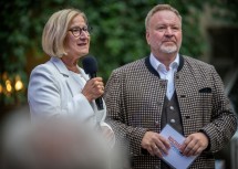 Landeshauptfrau Johanna Mikl-Leitner und Intendant Marcus Strahl bei der Premiere der Wachaufestspiele Weissenkirchen.
