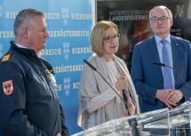 Bei der Pressekonferenz im Milleniumssaal (v.l.n.r.): Landesfeuerwehrkommandant Dietmar Fahrafellner, Landeshauptfrau Johanna Mikl-Leitner und LH-Stellvertreter Stephan Pernkopf.